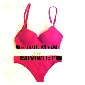 NWT!! Calvin Klein $45 set!!!